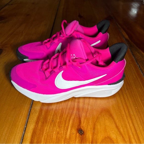 Youth Nike Star Runner 4 Sneakers - Pink & White